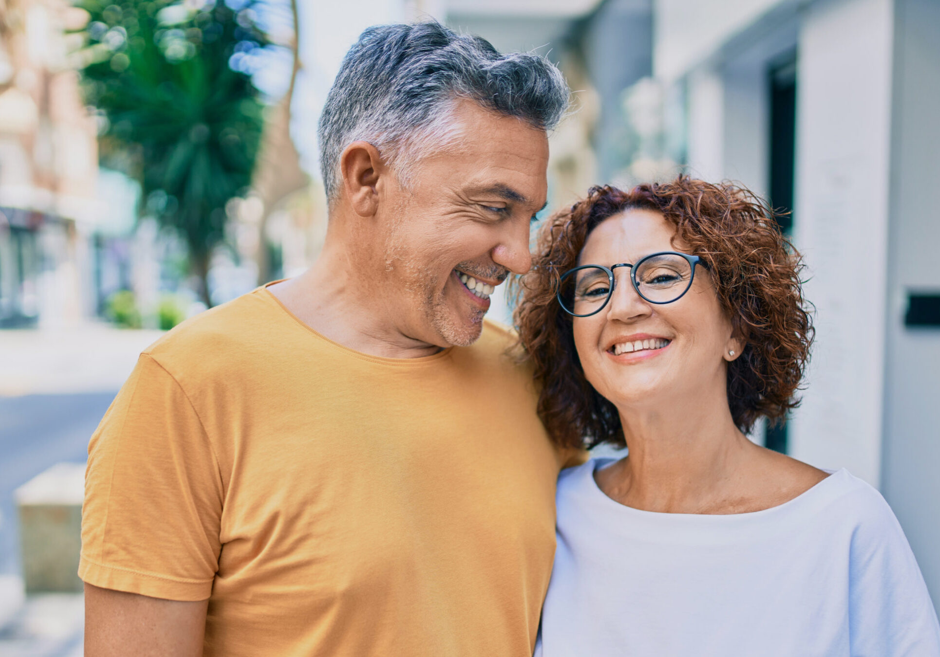 couple-walking-smiling